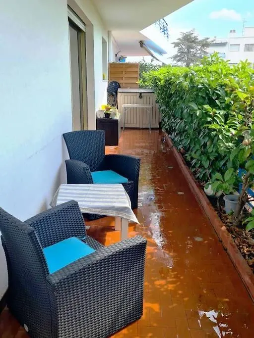 Appartement Avec Terrasse, Piscine Et Garage A 400M Plage Antibes 0*,